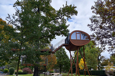 Blick auf ein Baumhaus