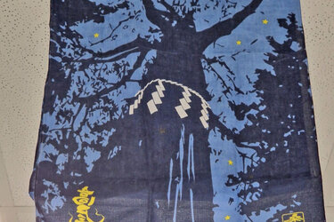 Japanische Tücher mit botanischen Motiven bedruckt, wie sie im forstlichen Arbeitsbereich gerne bei hochsommerlichen Temperaturen verwendet werden. 