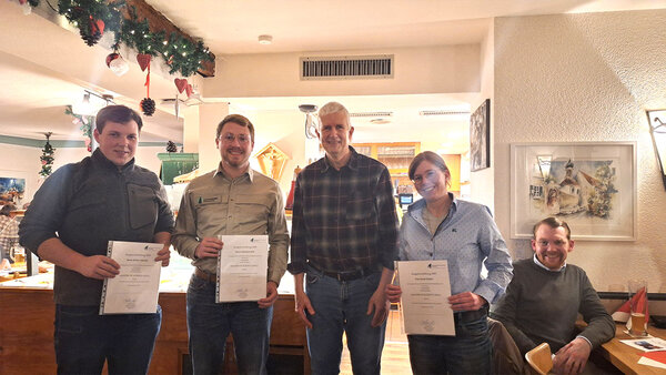 Gruppenfoto mit drei Studierenden und Prof. Schurr nach der Zeugnisübergabe