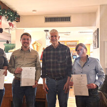 Gruppenfoto mit drei Studierenden und Prof. Schurr nach der Zeugnisübergabe