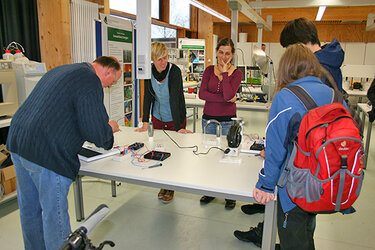 Besucher des Studieninformationstags beobachten einen Versuch im Labor