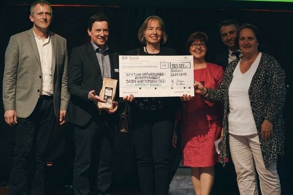 rojektübergabe auf der Messe Fair Handeln 2019. V.l.n.r. Hans Barthelme (Naturland), Thomas Hoyer (WeltPartner), Prof. Dr. Heidi Megerle (HFR), Ministerialdirektorin Grit Puchan (MLR), Philipp Keil (SEZ), Staatsministerin Theresa Schopper (Staatsministerium), ©SEZ: Muna Hassaballah. 