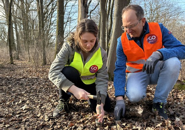 Prof. Dr. Matthias Noll und Doktorandin Alexandra Unglaube von der Hochschule Coburg, Cby Dr. Eva-Maria Wittmann Hochschule Coburg Prof. Dr. Matthias Noll und Doktorandin Alexandra Unglaube von der Hochschule Coburg nehmen eine Bodenprobe
