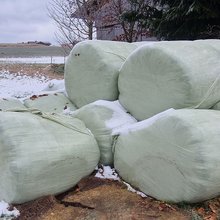 Rundballen in Plastik eingewickelt