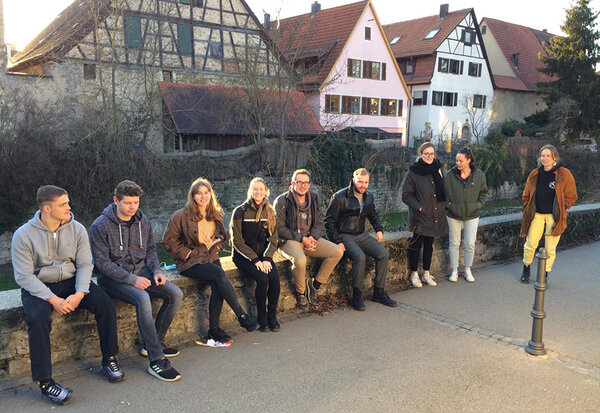 Gruppenfoto mit den Teilnehmern vor dem Stadtgraben in Rottenburg