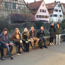 Gruppenfoto mit den Teilnehmern vor dem Stadtgraben in Rottenburg