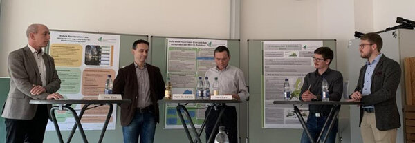 Podiumsdiskussion während des Kolloquiums zwischen den Experten (v.l.) Matthias Kiess, Dr. Metodi Sotirov und Simon Stahl, moderiert durch Robert Rieschick und Nikolaus Keil