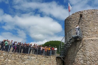 Studierendengruppe mit Burg