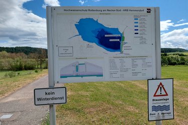 Informationstafel zum Hochwasserrückhaltebecken