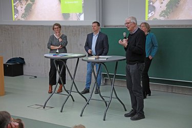 Vier Rednerinnen und Redner auf der Bühne