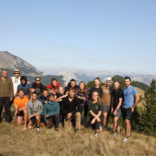 Gruppenfoto mit den Teilnehmern in einer Gebirgslandschaft