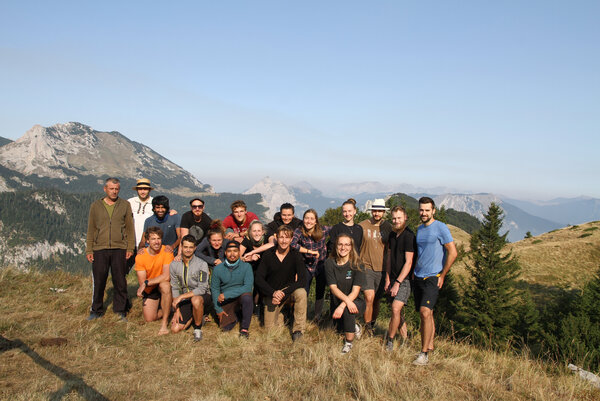 Gruppenfoto mit den Teilnehmern in einer Gebirgslandschaft