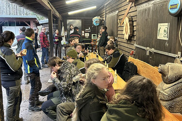 Reger Austausch beim Abschluss der Exkursion im Forsthof des Stadtwaldes Remscheid.