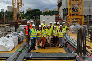 Gruppenfoto mit den Exkursionsteilnehmern auf einer Baustelle