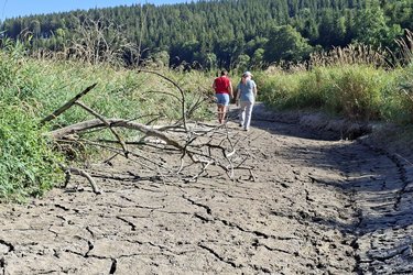 Zwei Frauen laufen in einem ausgetrockneten Flussbett