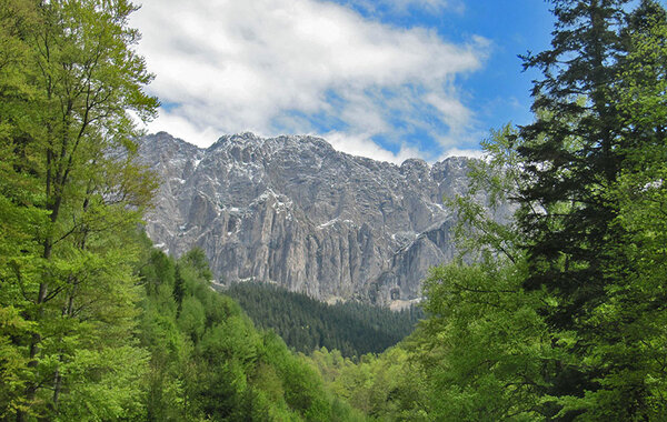 Blick auf eine Felsmassiv