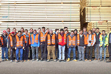 Gruppenfoto mit Studierenden auf dem Sägewerksgelände