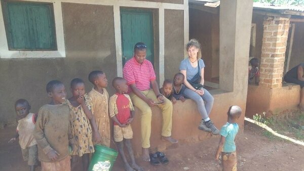 oter Ndihokubwayo und Sarah Windbühler in einer Siedlung in der Komune Giheta, Burundi