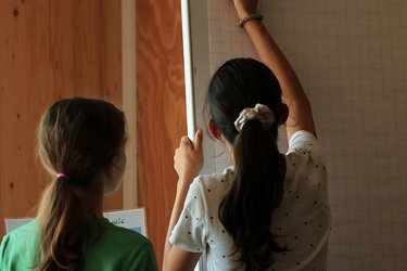 Teilnehmerinnen schreiben ihre Beobachtungen auf ein Flipchart