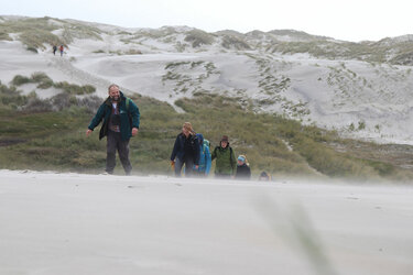 Teolnehmer wandern durch die Düne