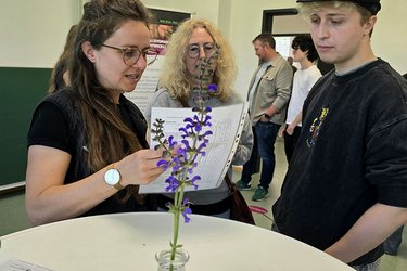 Besucher informieren sich an einem Stand