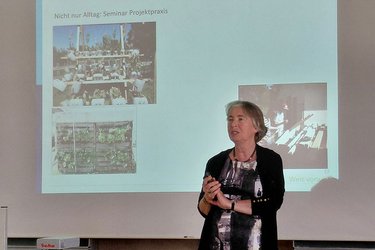 Prof. Megerle hält einen Vortrag im Hörsaal West