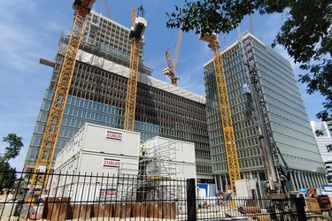 Blick auf die Baustelle von außen