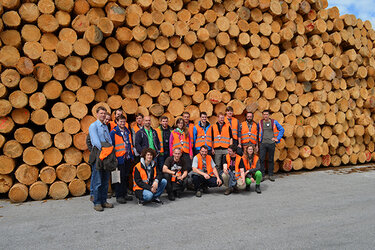 Gruppenfoto: Studierende vor Rundholzlager