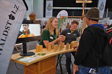 Studierende beraten Interessierte am Messestand