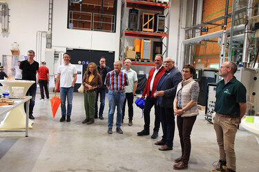 Delegation beim Rundgang im Technikum