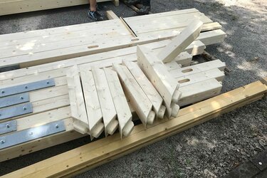 Gelagerte Holzbauteile für das PV-Carport
