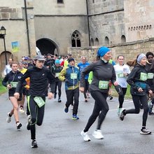 Massenstart der Läferinnen und Läufer beim Schloss