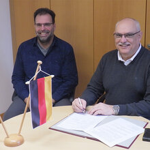 Prof. Kaiser und Prof. Abele bei der Unterzeichnung des Vertrags