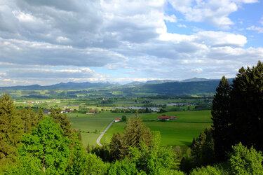 Blick über ein Tal auf eine Bergkette