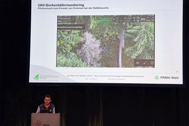 Luca Kiener bei seinem Vortrag auf der Bühne