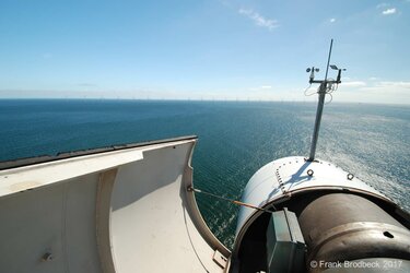 Blick von einem Windrad auf einen Windpark im Meer