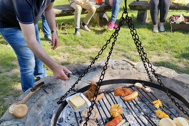 Prof. Bold am Grill, beim Wenden des Fleisches.
