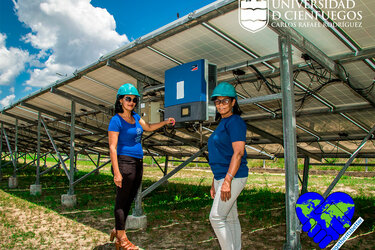 Zwei Wissenschaftlerinnen stehen vor einer Photovoltaikanlage