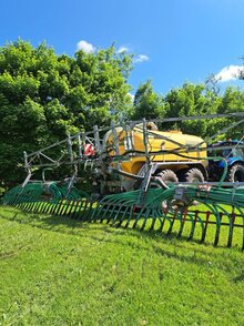 Traktor mit Pumptankwagen zur Gülleausbringung