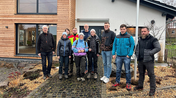 Gruppenfoto: Studierende der Hochschule Rottenburg zu Gast bei Peter und Tobias Wohlleben