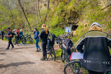 Studierende machen eine Pause bei der Fahrradtour