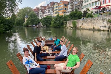 Austauschstudierende bei einer Stocherkahnfahrt auf dem Neckar in Tübingen.