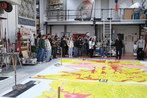 Uwe Dürigen und die Gruppe im Malersaal mit dem Bühnenbild für Alice im Wunderland