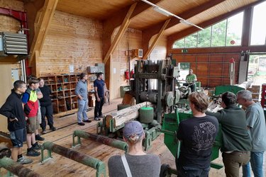 Studierende im Schulungssägewerk