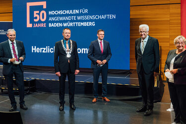 Gruppenfoto mit Ministerpräsident Kretschmann, Wissenschaftsministerin Bauer und dem Vorstand des HAW BW e.V.  