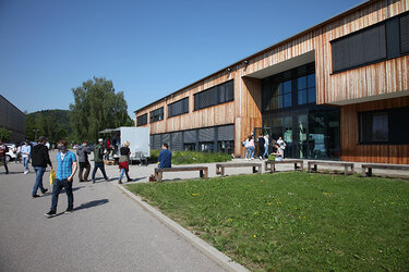 Studieninteressierte auf dem Campusgelände beim Studieninfotag an der Hochschule Rottenburg