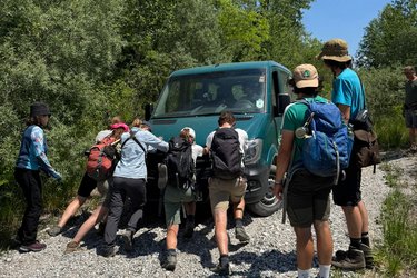 Studierende schieben den Bus