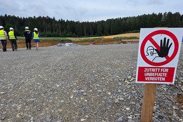 Studierende begutachten die Baustelle