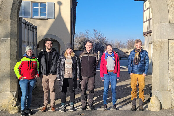Gruppenfoto der Projektgruppe vor dem Gebäude der Hochschule Rottenburg