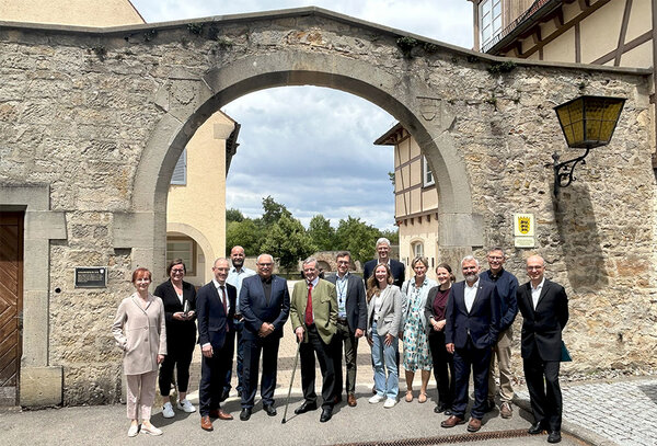 Gruppenfoto mit der Delegation vor dem Torbogen der Hochschule Rottenburg